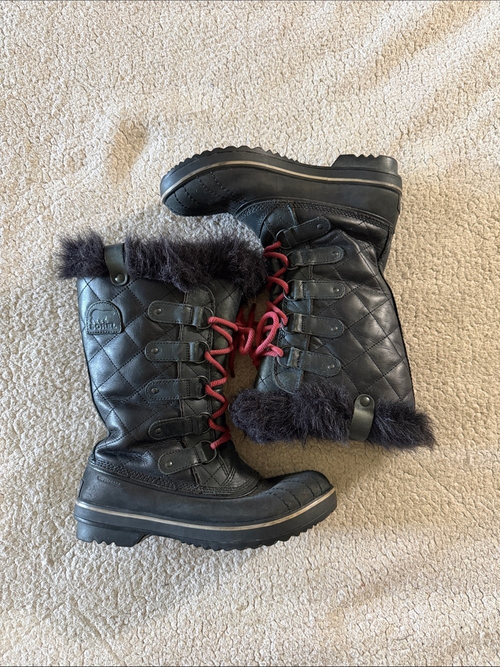 Sorel Tofino Black Quilted Lace-Up Boots with Red Laces and Faux Fur Trim 7.5